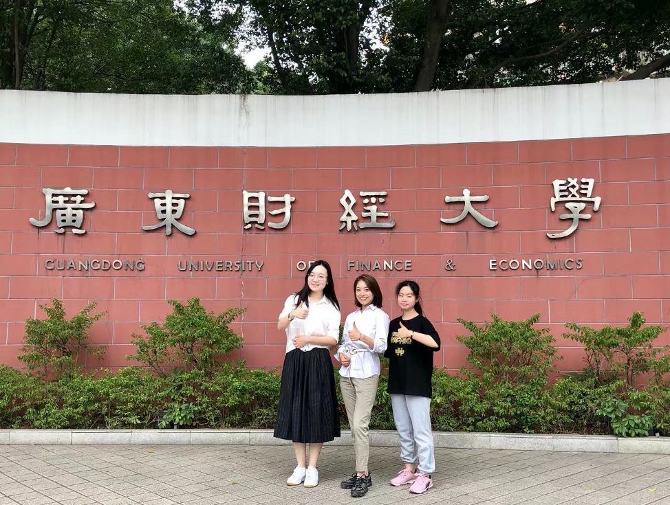 决赛选手和指导老师:程海盈(右一),李嘉言(左一).png